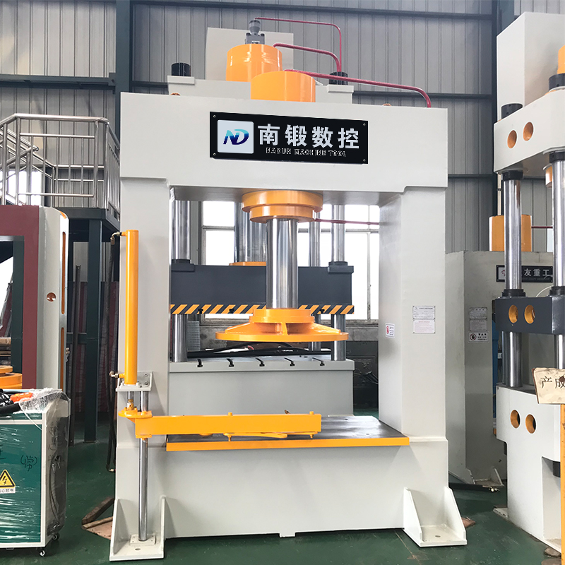 300t工程車輪胎壓裝油壓機(jī)，300噸壓胎機(jī)帶移動工作臺