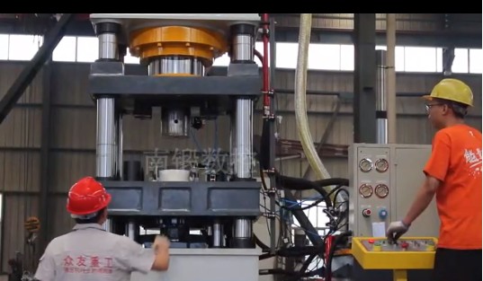 315噸牛羊舔磚液壓機(jī)5公斤鹽磚機(jī)試機(jī)視頻