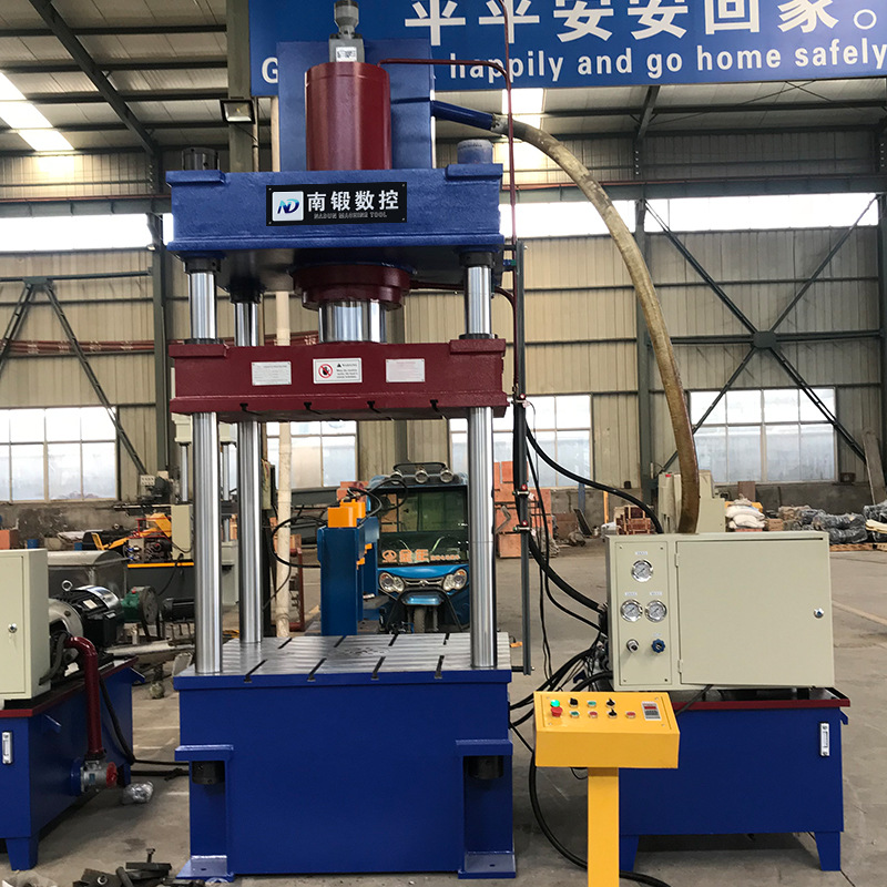 灰斗車?yán)斐尚鸵簤簷C(jī)生產(chǎn)線315噸四柱油壓機(jī)廠家滕州南鍛數(shù)控